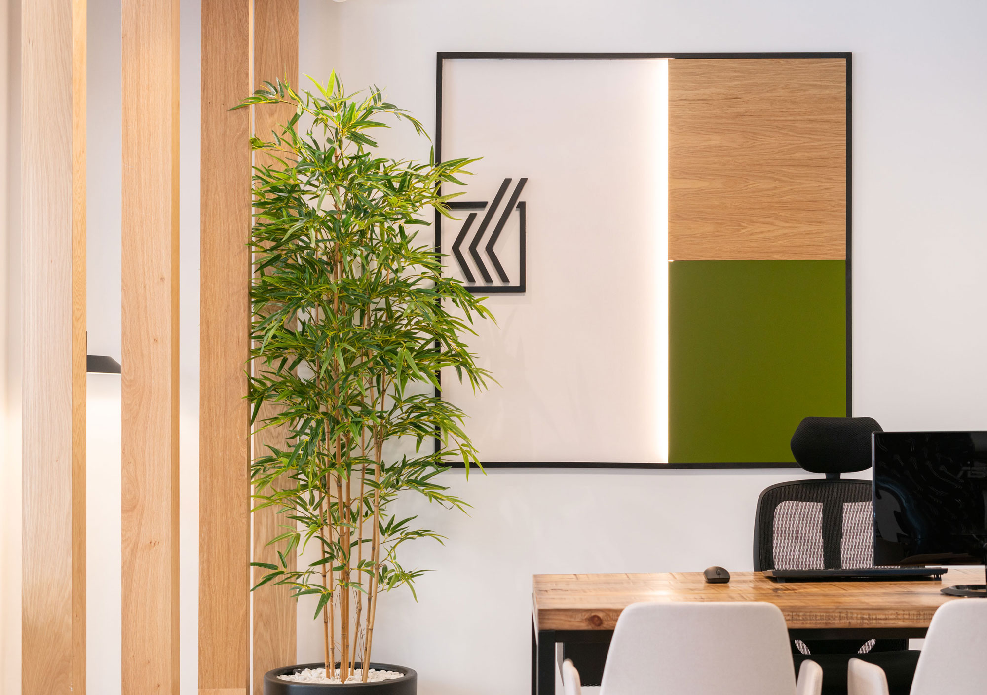 interiorismo comercial correduria seguros estudio interioristas Valencia diseño mobiliario personalizado corporativo despacho