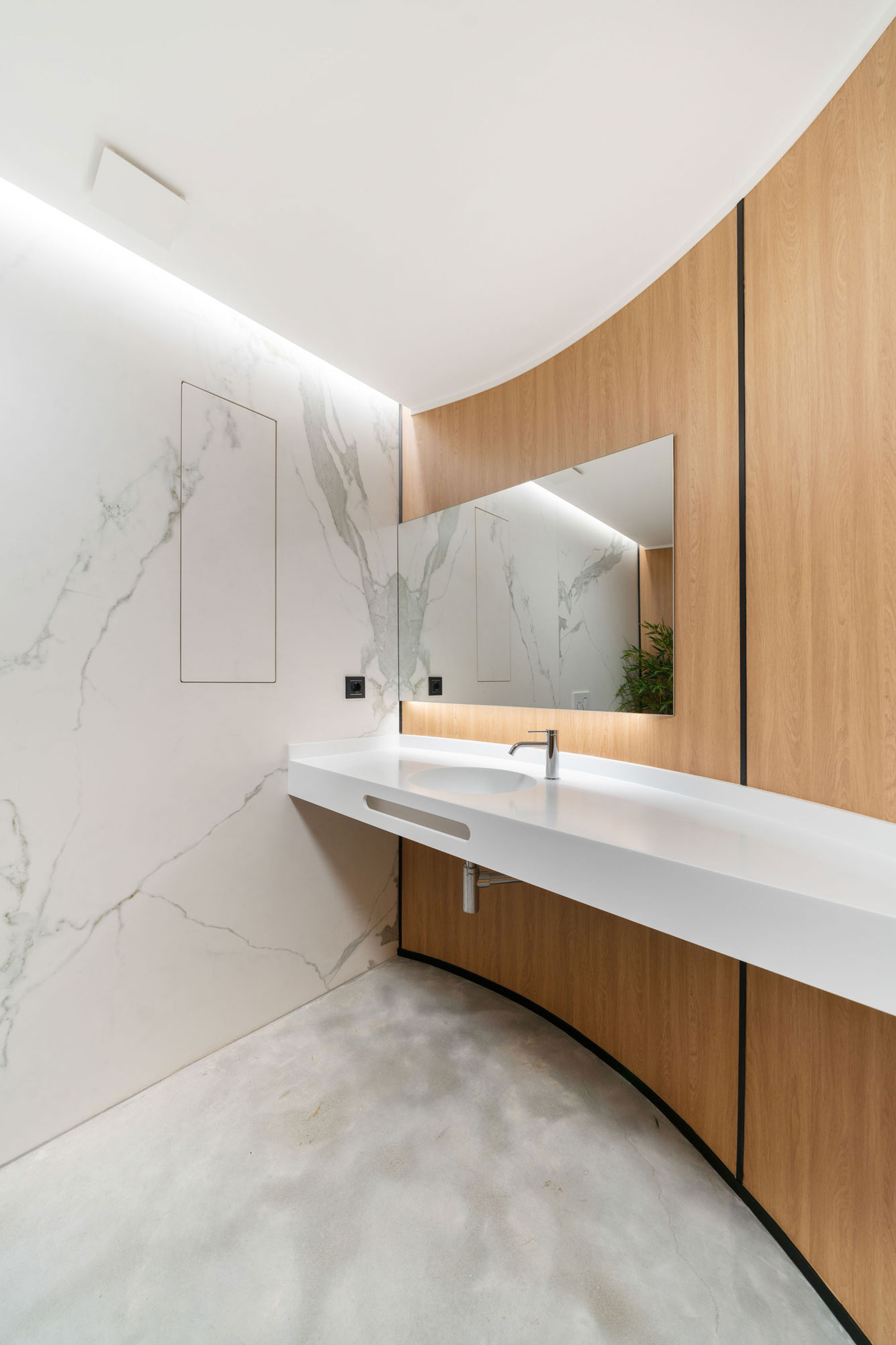 interiorismo comercial correduria seguros estudio interioristas Valencia diseño mobiliario personalizado corporativo baño visitas