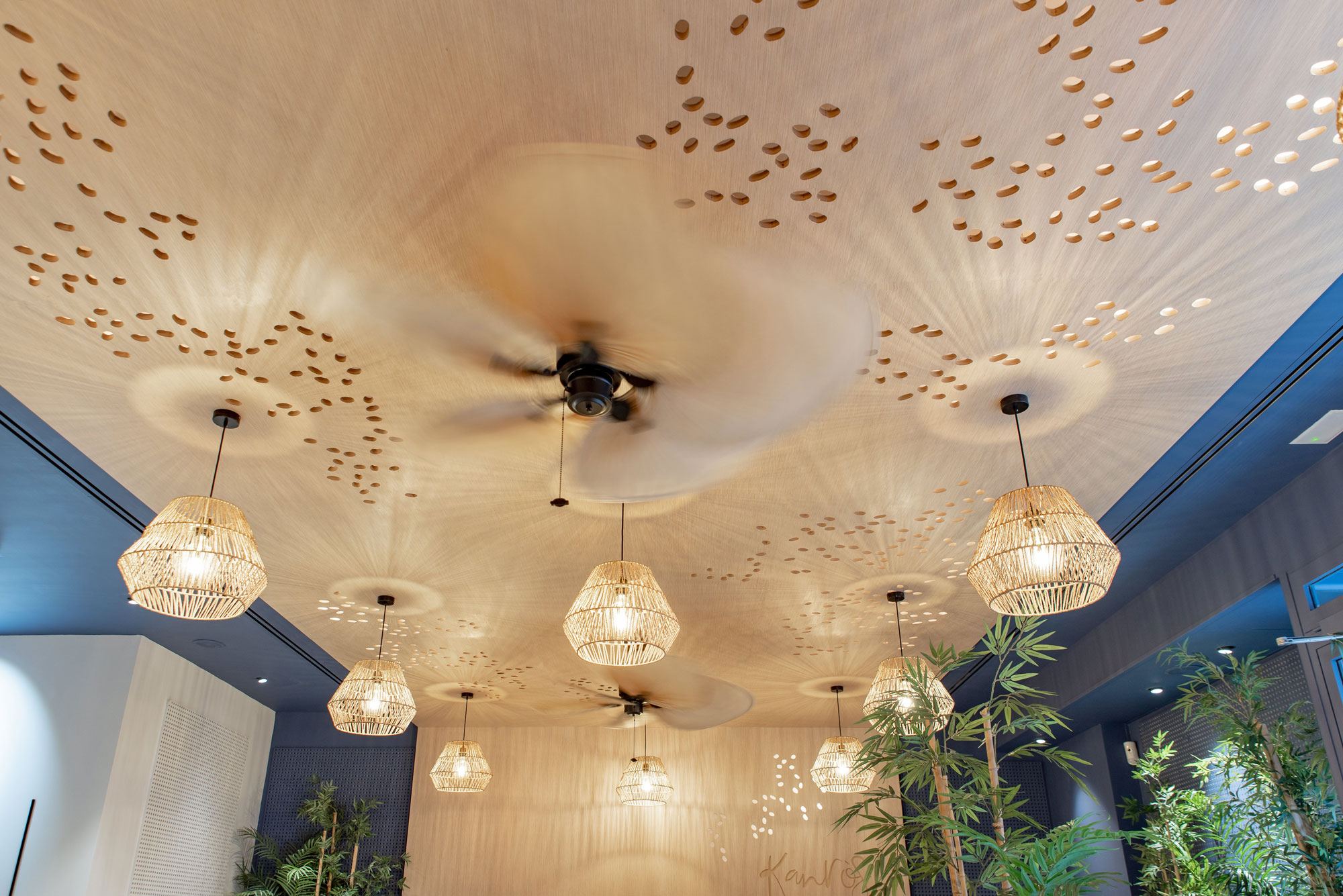 interiorismo comercial restaurante Valencia estudio interioristas diseño personalizado fabricación a medida panelados techos decorativos