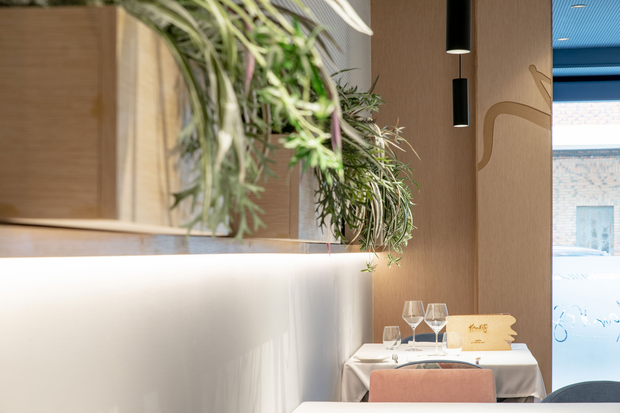 interiorismo comercial restaurante Valencia estudio interioristas diseño personalizado fabricación a medida jardineras comedor