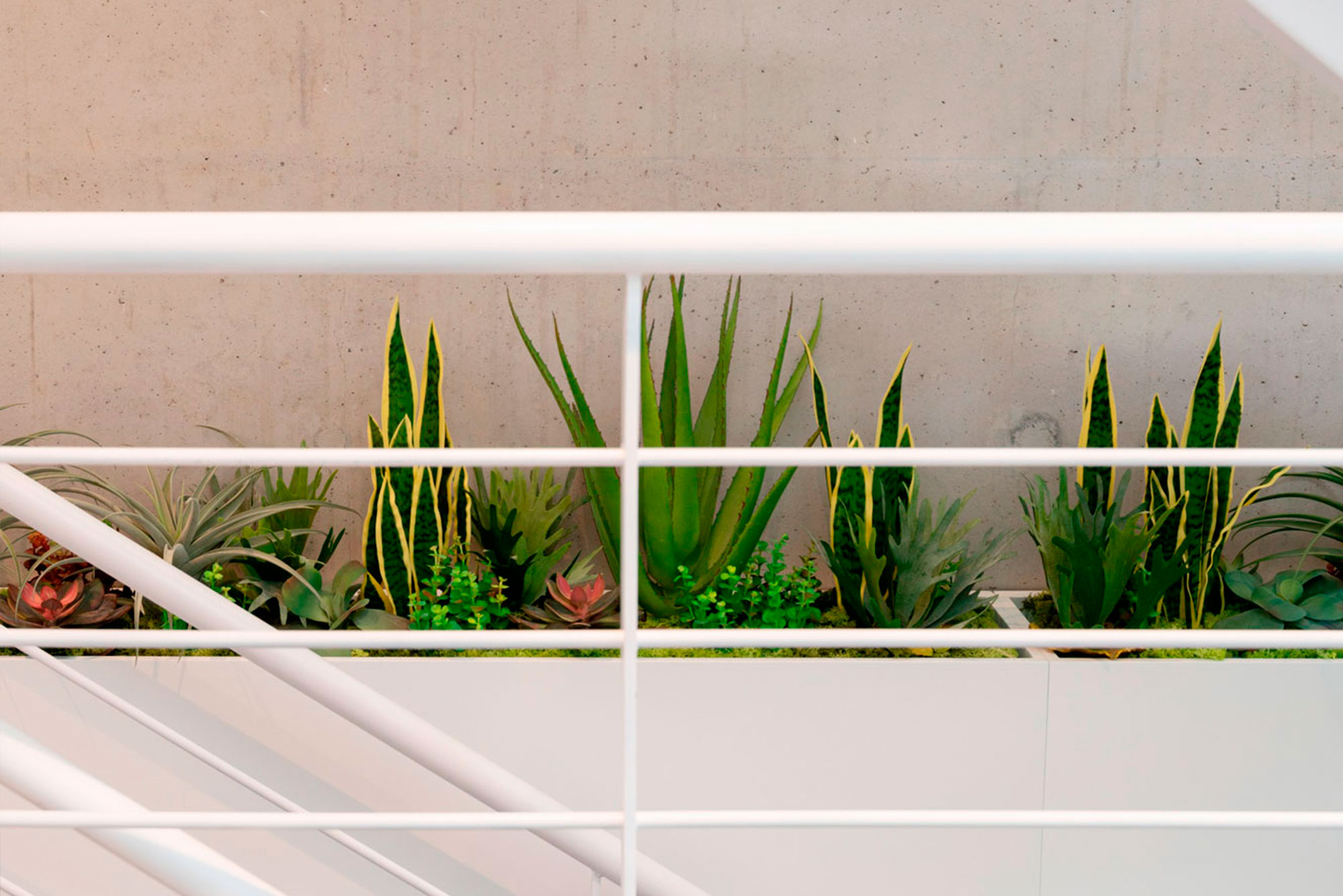 interiorismo unifamiliar decoración estudio interioristas Valencia diseño jardinera personalizada fabricación a medida planta artificial