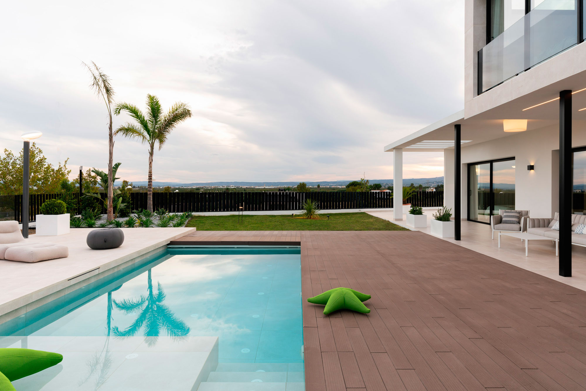interiorismo arquitectura vivienda unifamiliar carlet diseño chalet mobiliario exterior piscina porche terraza