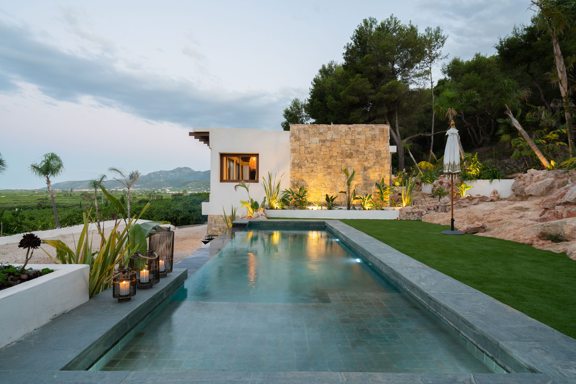 proyecto interiorismo balines hotel decoración tropical interioristas Valencia paisajismo tematización piscina piedra natural