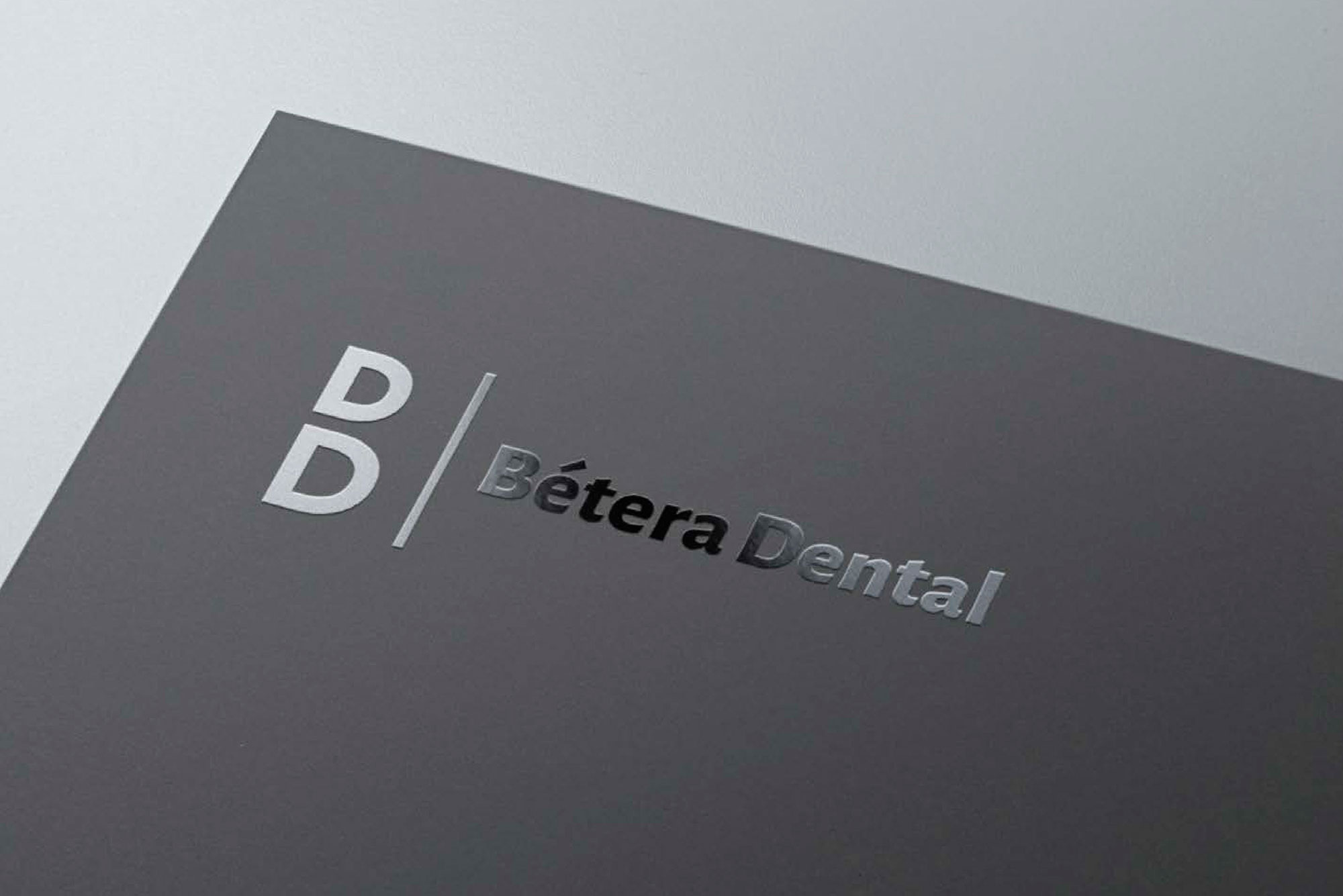 identidad corporativa branding clinica dentale betera logotipo estampado en negro