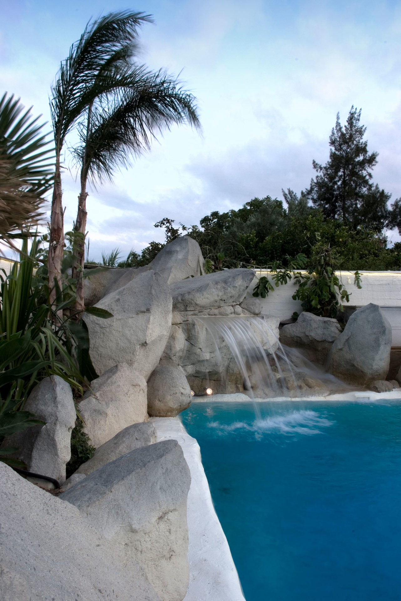 paisajismo y diseño piscina alicante estudio de interioristas Valencia cascada lineal en piedra artificial