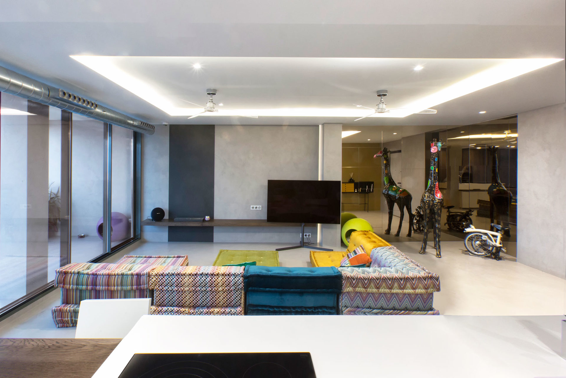 interiorismo salon con estilo estudio interioristas valencia sofas de diseño pavimento continuo tejidos estampados llamativos