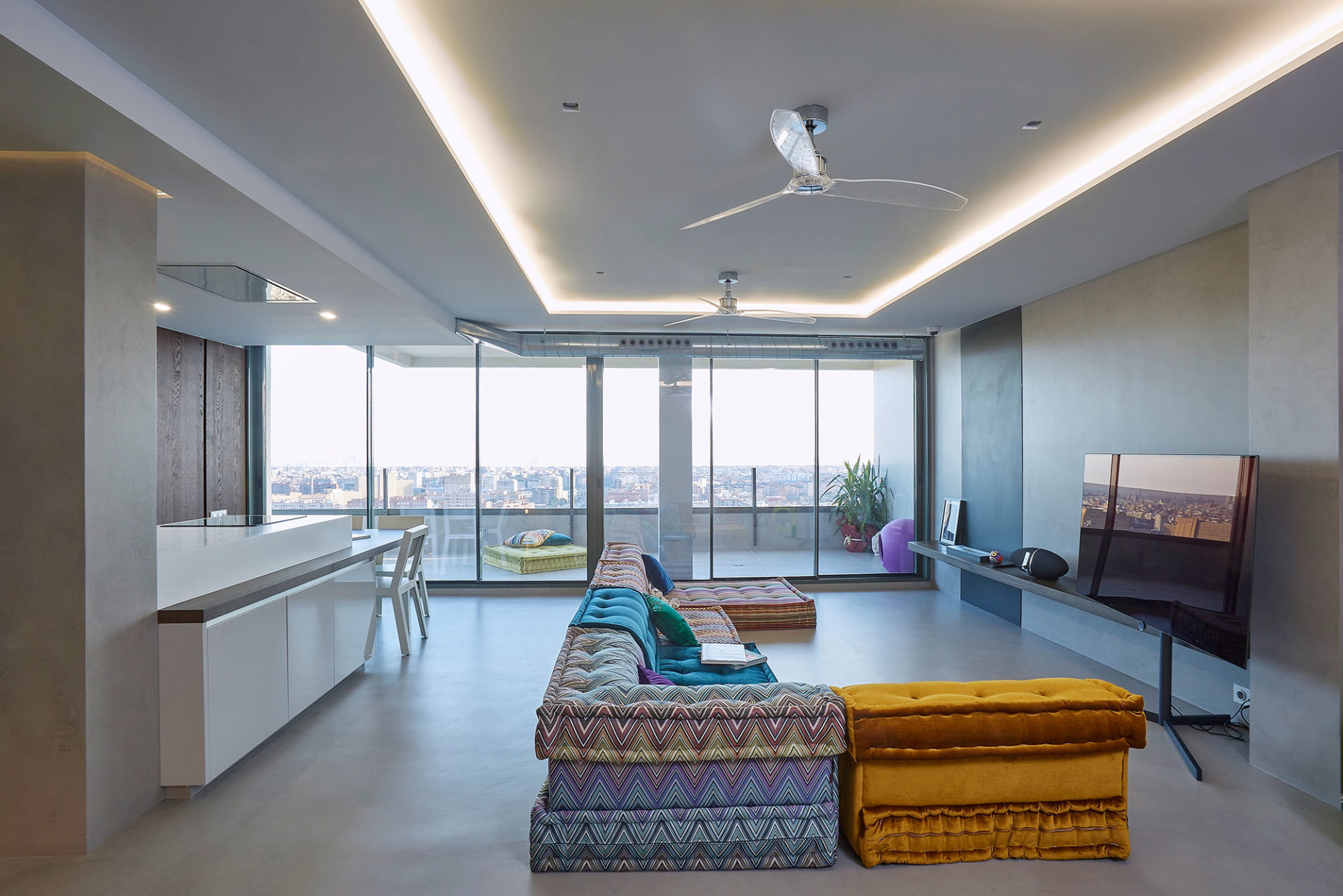 interiorismo salon con estilo estudio interioristas valencia sofas de diseño pavimento continuo