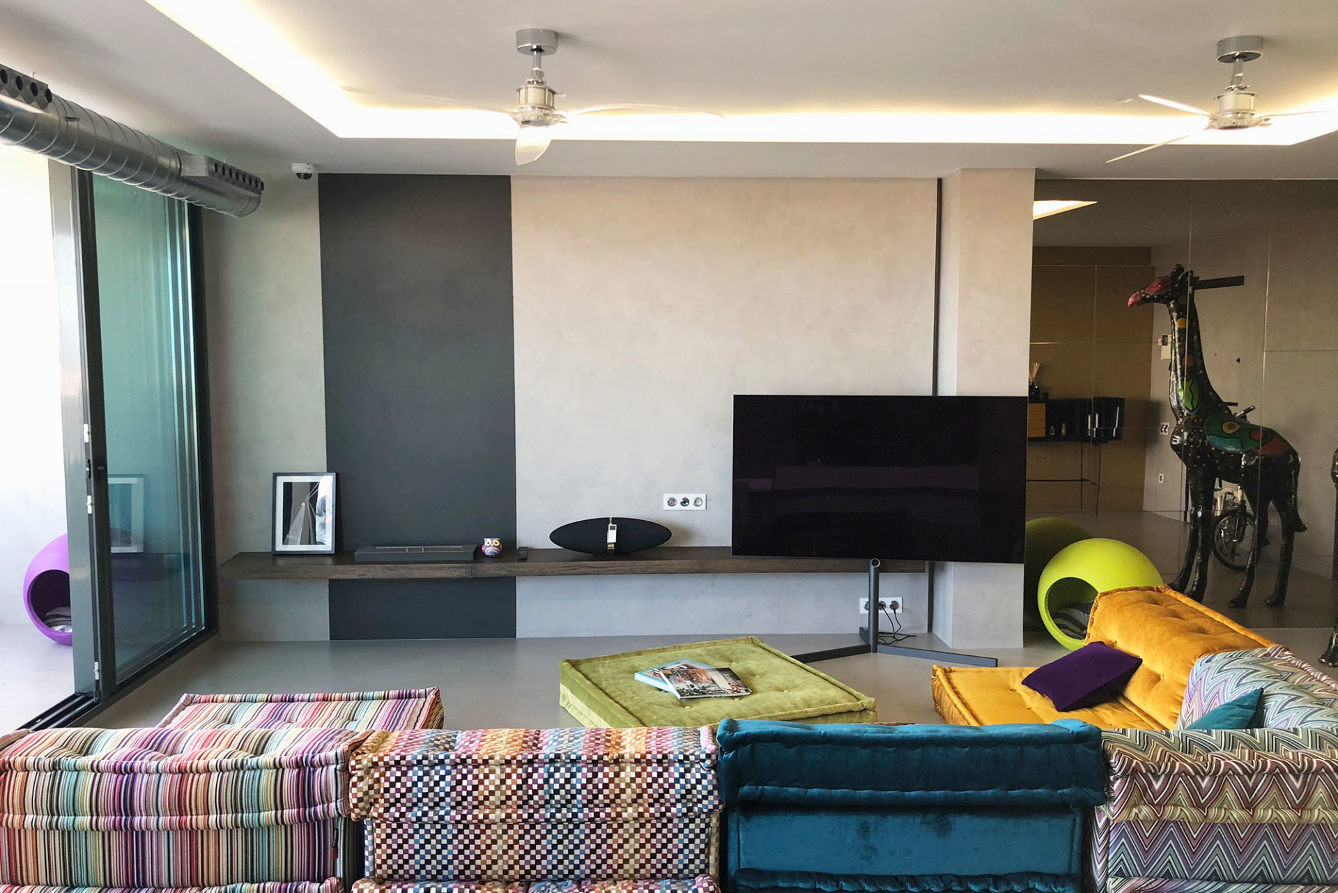 interiorismo salon con estilo estudio interioristas valencia sofas de diseño pavimento continuo tejidos estampados llamativos