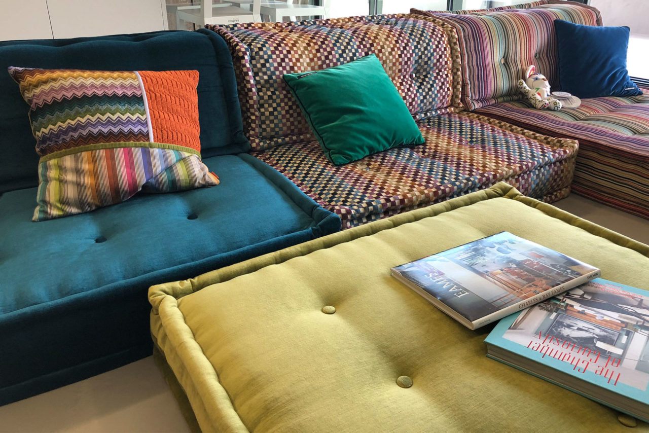 interiorismo salon con estilo estudio interioristas valencia detalle sofá de diseño tejidos colores