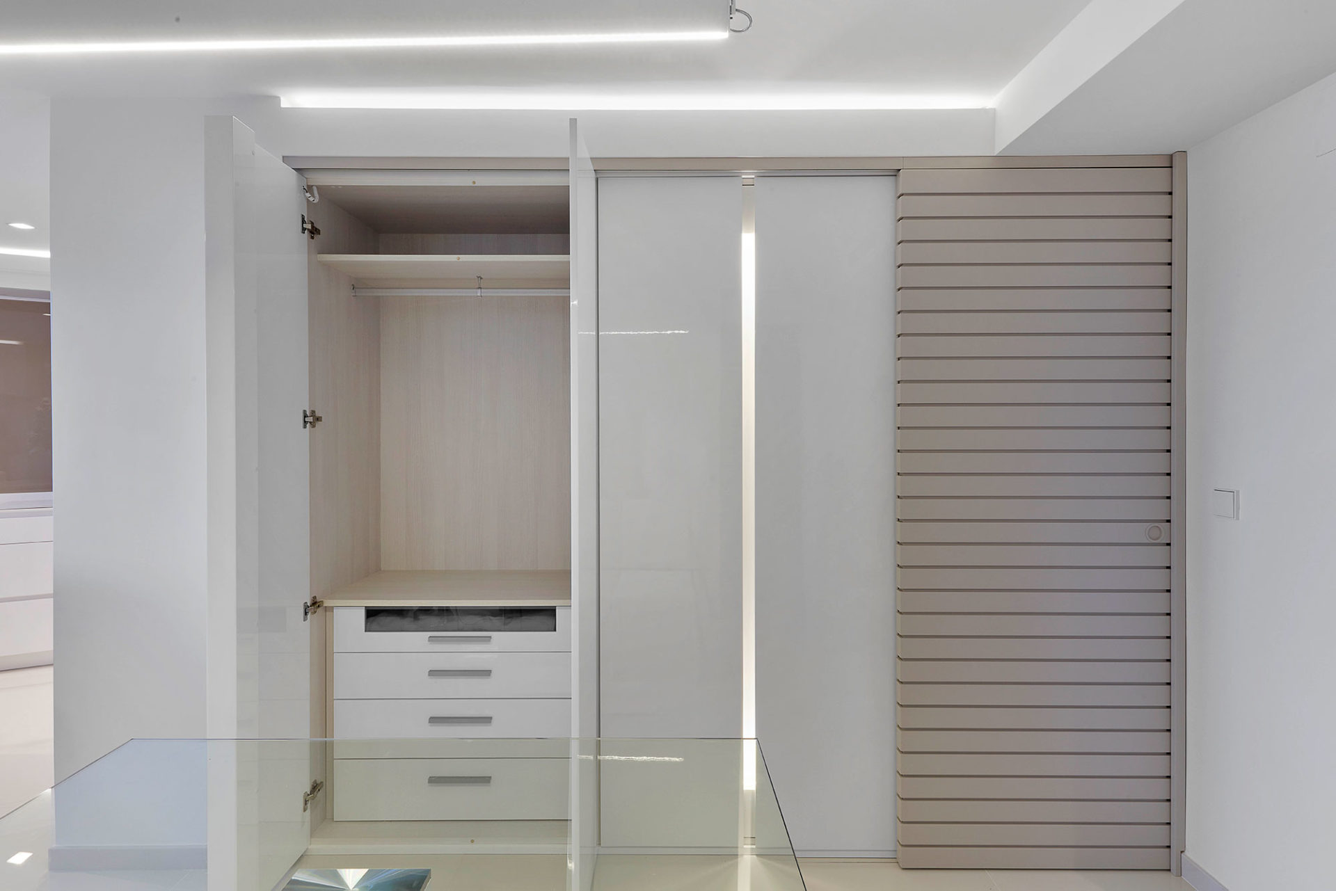 interiorismo apartamentos pequeños estilo mediterraneo armario oculto en panelado diseño y fabricación a medida