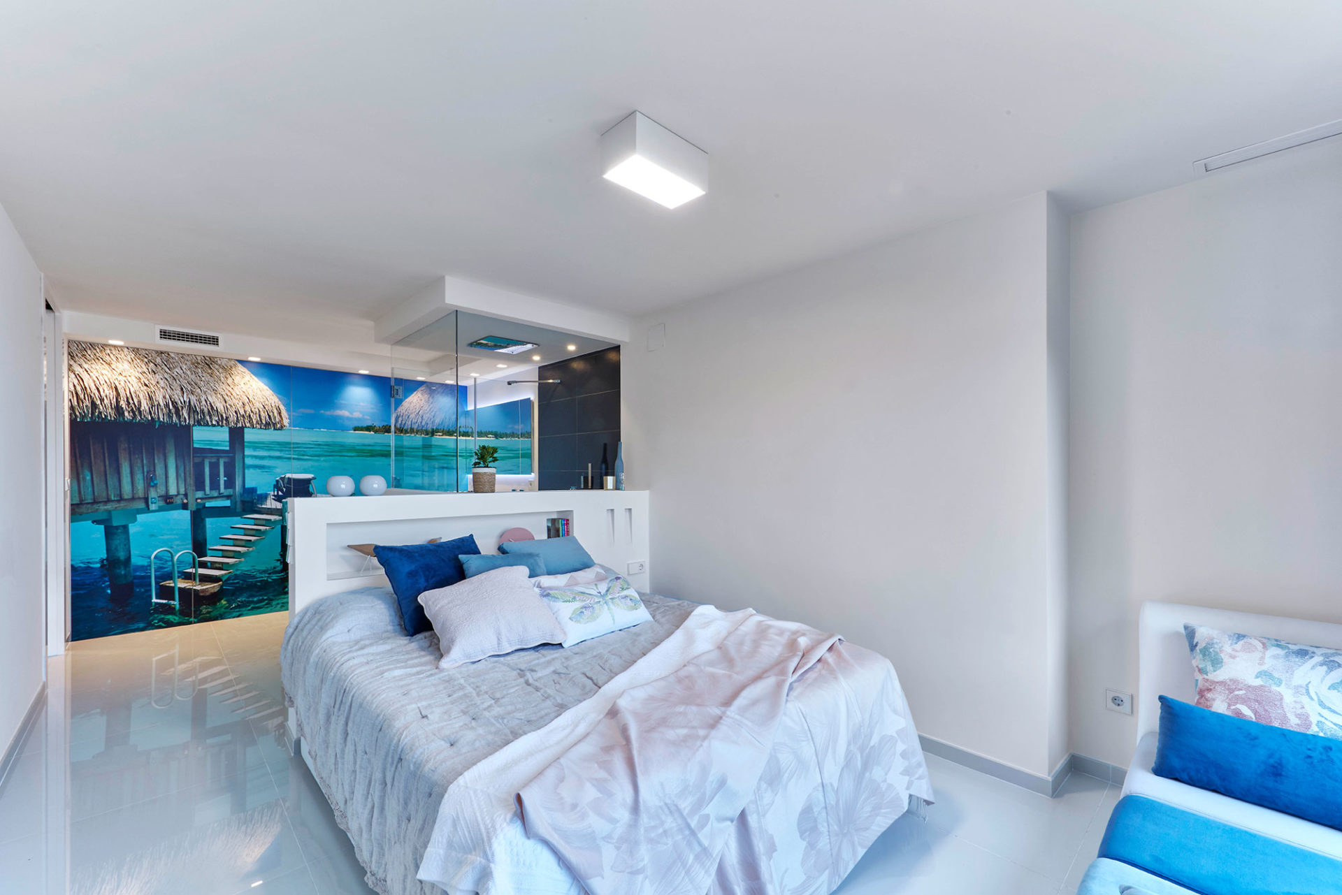 interiorismo decoración apartamento playa Port Saplaya habitación principal baño abierto