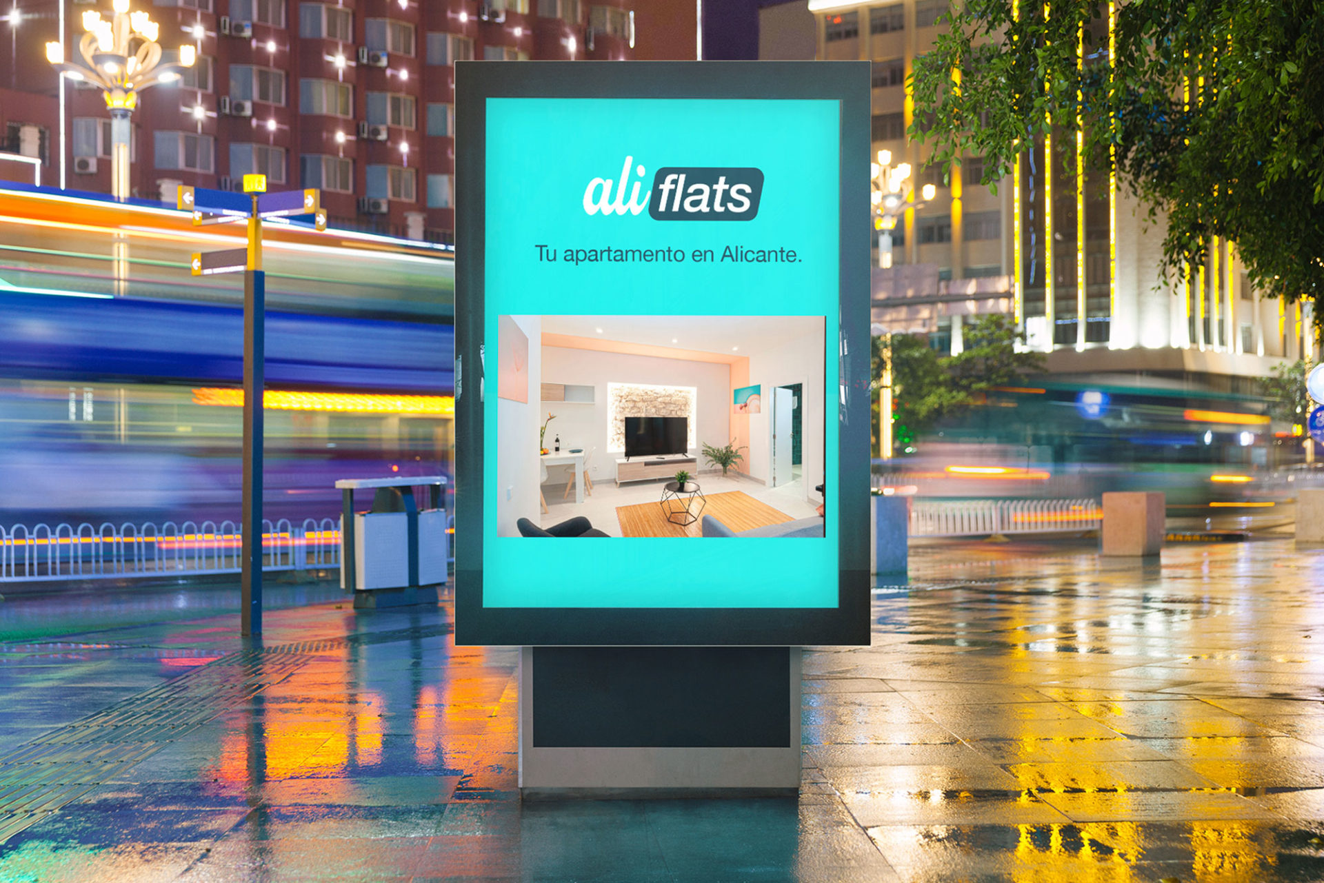 identidad corporativa apartamentos vacaciones Aliflats en Alicante insertado en una valla de publicidad en la calle